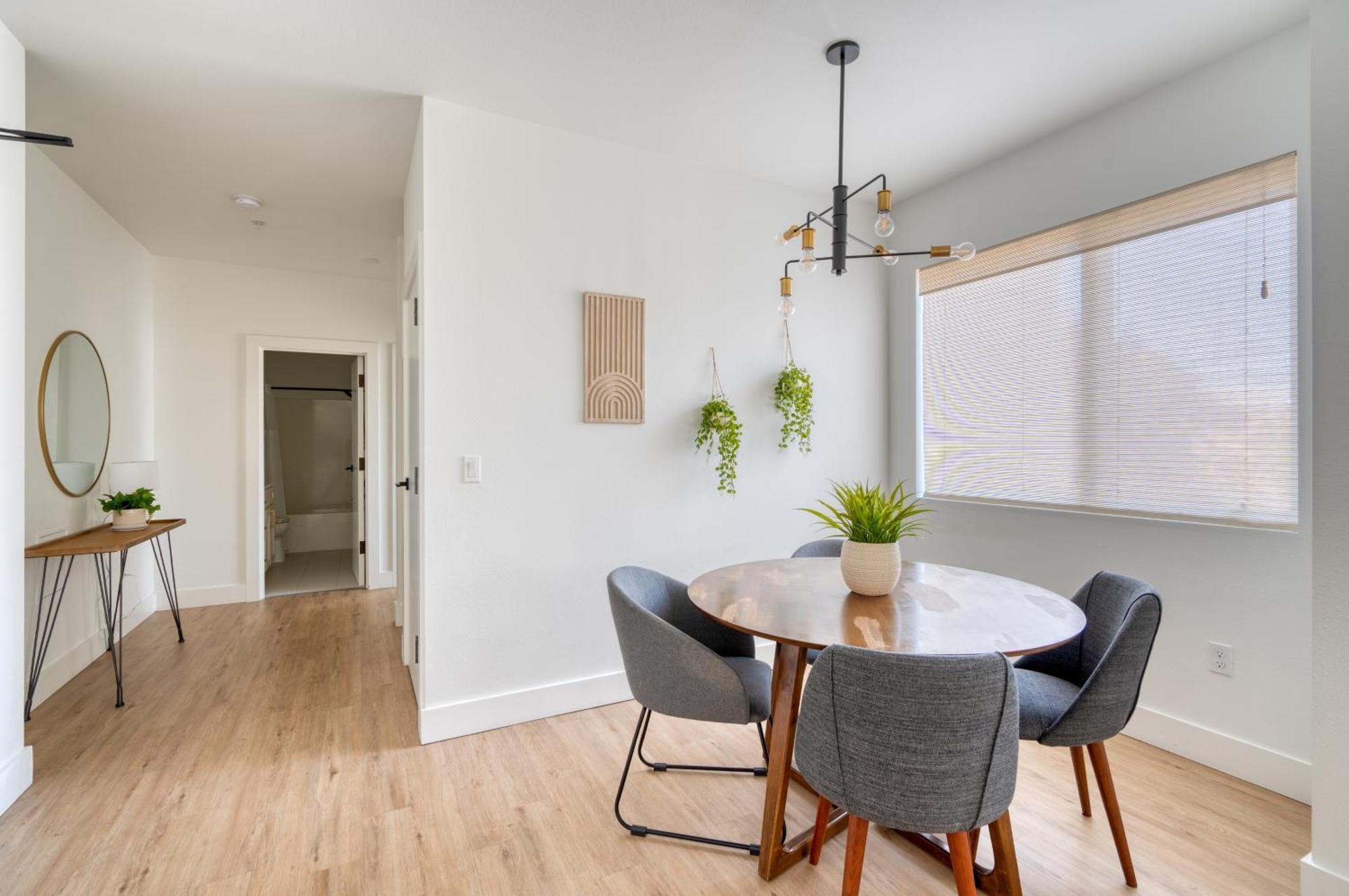 - Serenity- Stylish 2-bed Alberta Haven *