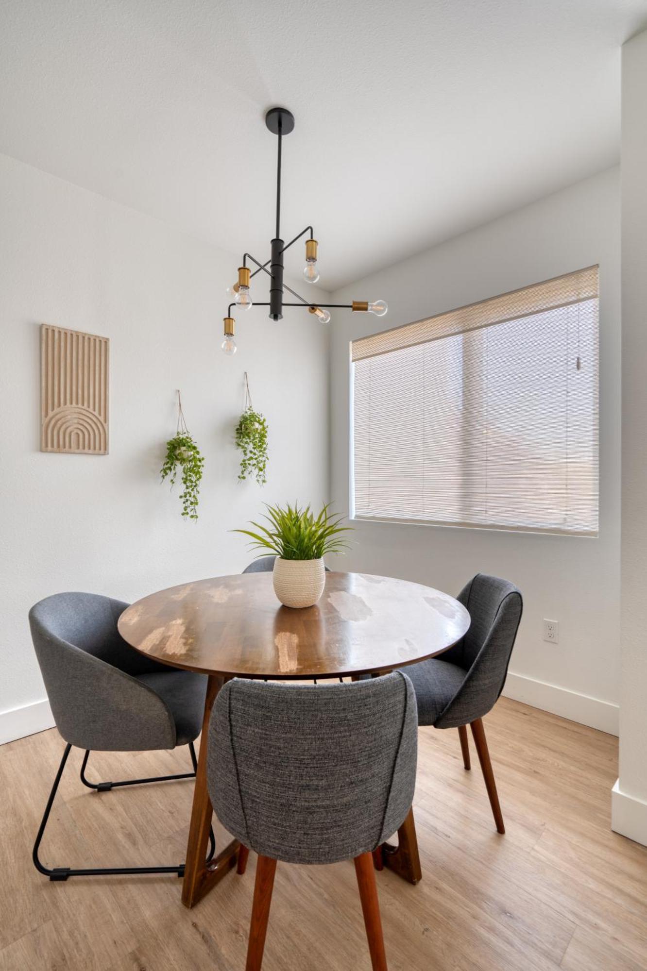 Apartment - Serenity- Stylish 2-bed Alberta Haven *