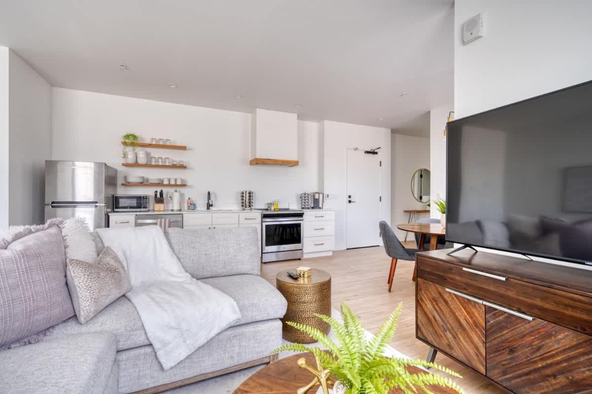- Serenity- Stylish 2-bed Alberta Haven Apartment